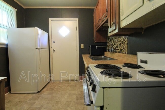 Building Photo - 301 Dupont Dr