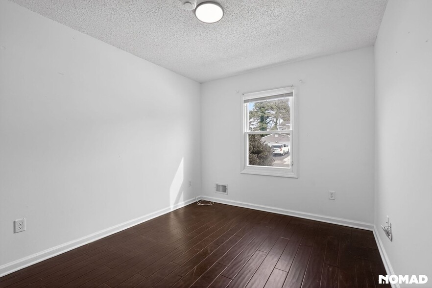 Building Photo - 102 Oak Glen Rd