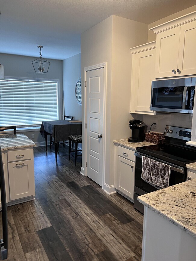 Building Photo - 557 Dexter Dr