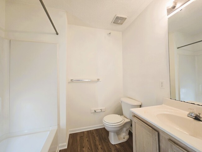 Building Photo - "Spacious 1391 Sq Ft Condo in Raleigh's Pr...