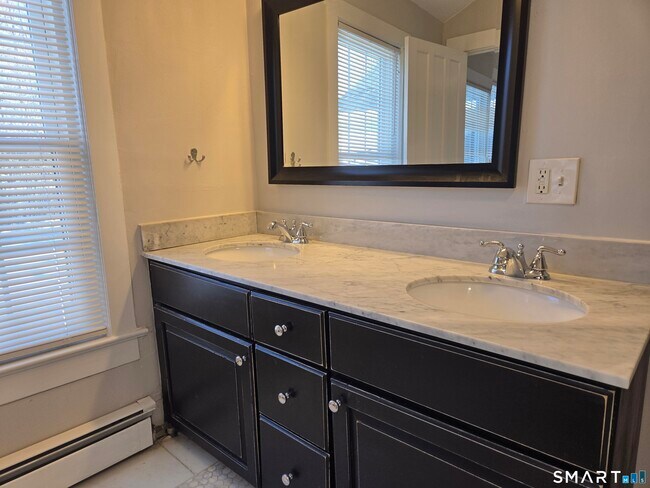 Building Photo - 623 Elm St