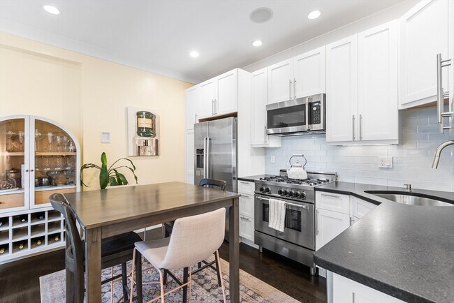 Building Photo - 170 W Fifth St