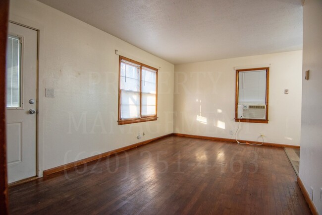 Building Photo - Weekly Rental 2 Bedroom 1 Bathroom on cul-...