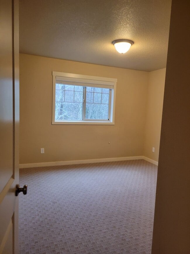 Building Photo - Beautiful Townhome in perfect location, only minutes from I-5