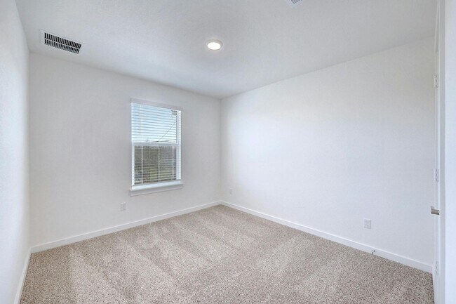Building Photo - Modern Comfort in Avery Centre – Ready for You!