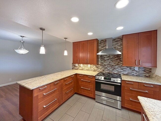 Building Photo - Beautiful 3B/2BA Home W/ 2 Car Garage, Was...