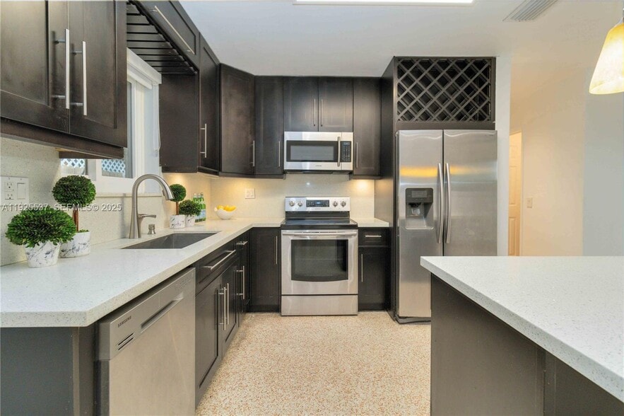 Building Photo - 2401 SW 31st Ave