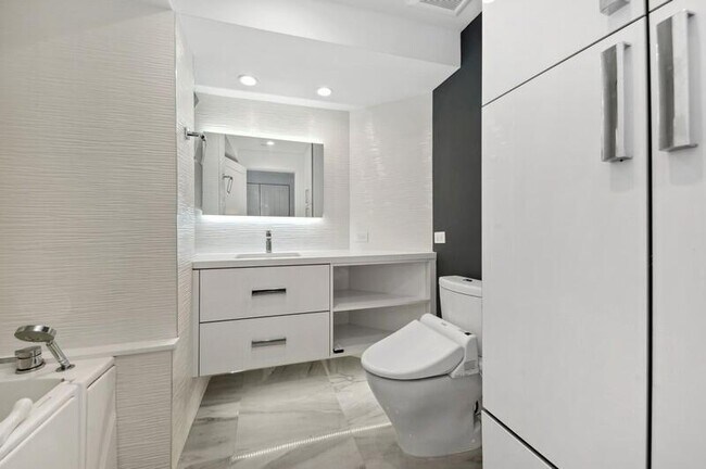 Building Photo - 300 SE 5th Ave