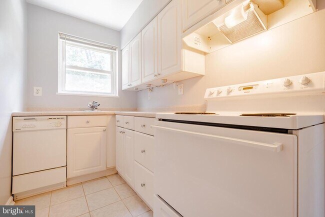 Building Photo - 3043 Patrick Henry Dr