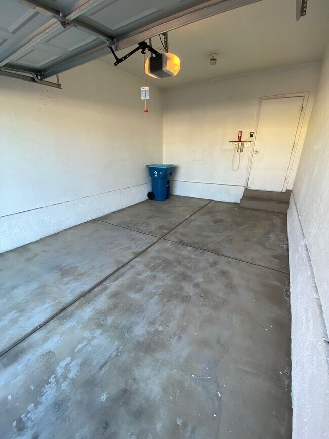 Building Photo - Americana Property Mgmt - Condo 2b - 2b in...