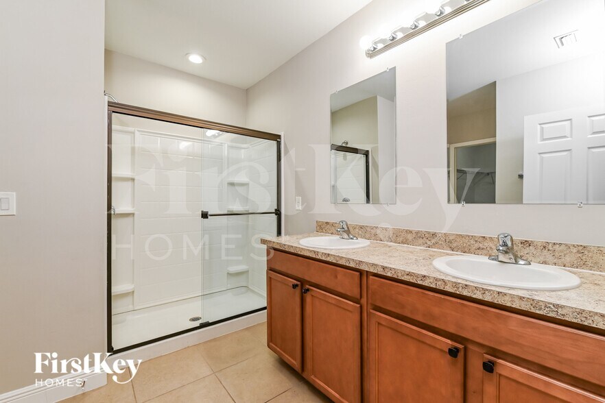 Building Photo - 631 SW 27th Terrace