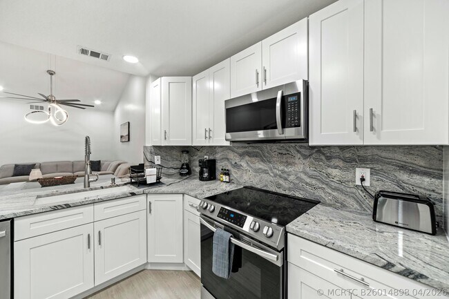 Building Photo - 6553 Via Regina