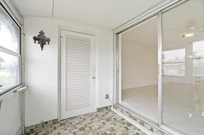 Building Photo - 2557 Dudley Dr W