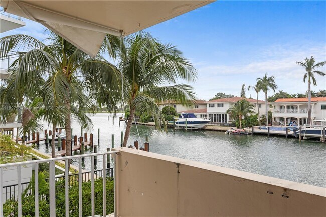 Building Photo - 9440 W Bay Harbor Dr