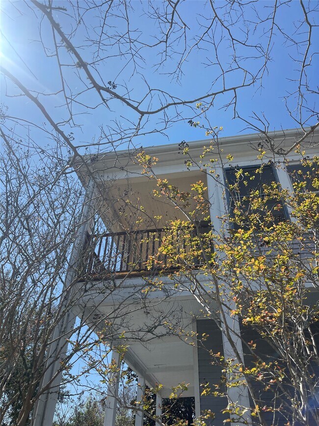 Building Photo - 1402 Winnie St