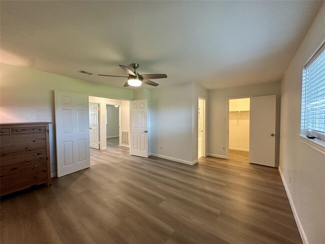 Building Photo - 1126 Ravenscourt Dr