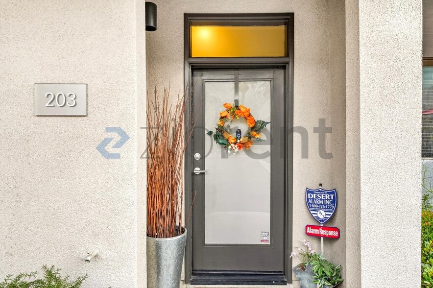 Building Photo - 1010 E Palm Canyon Dr