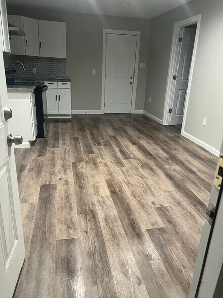 Building Photo - 301 E 7th St