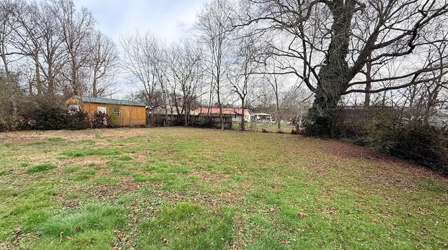 Building Photo - 205 Robert E Lee St