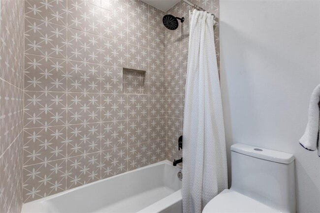 Building Photo - 2209 Fair Oaks Dr