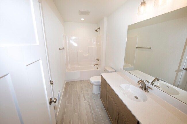 Building Photo - N116W7245 Oakmont Dr