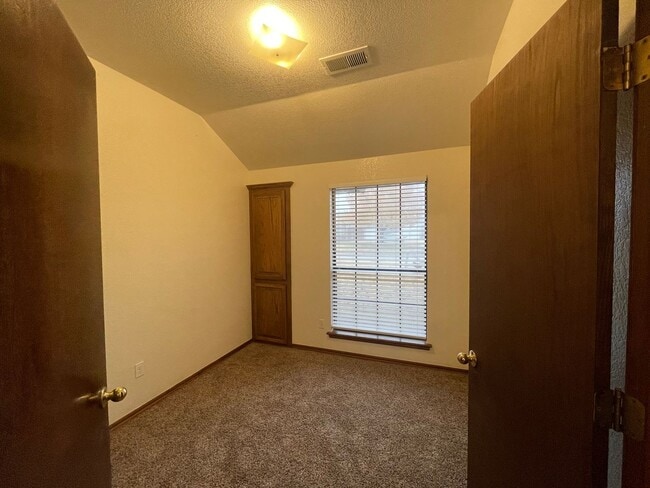 Building Photo - 621 Gyrfalcon Dr