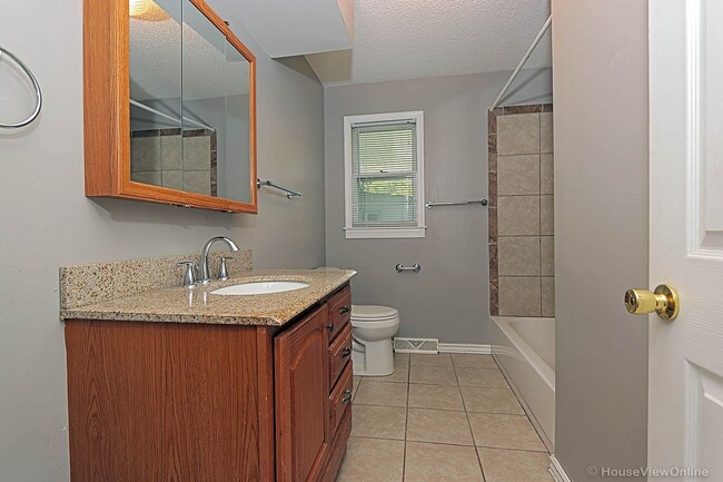 Building Photo - House Close To Campus!