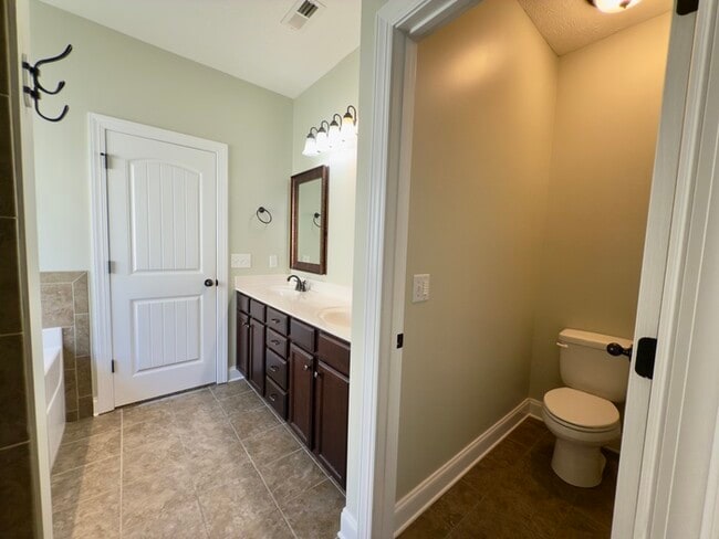 Building Photo - 532 Larkspur Dr