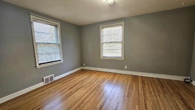 Building Photo - "Charming Edina Duplex Retreat: Spacious 1150 Sq Ft Haven!" Available now!