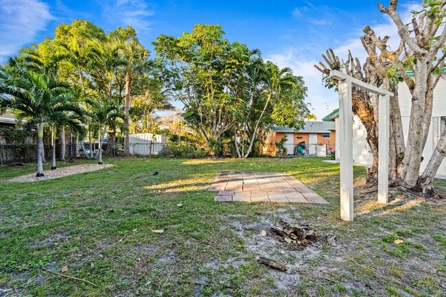 Building Photo - Comfortable Oakland Park Living - 3BR with Outdoor Space