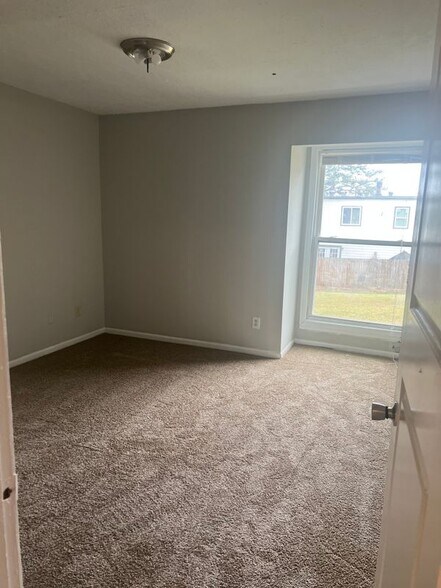 Building Photo - 6067 Regent Manor