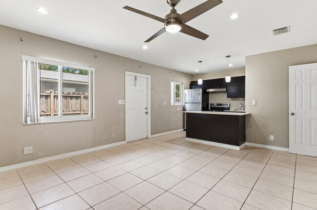 Building Photo - 709 SW 13th Ave