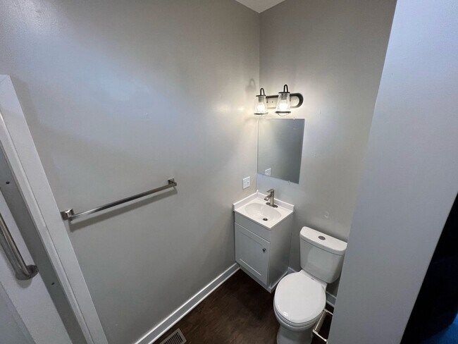 Building Photo - 700 W Powers St