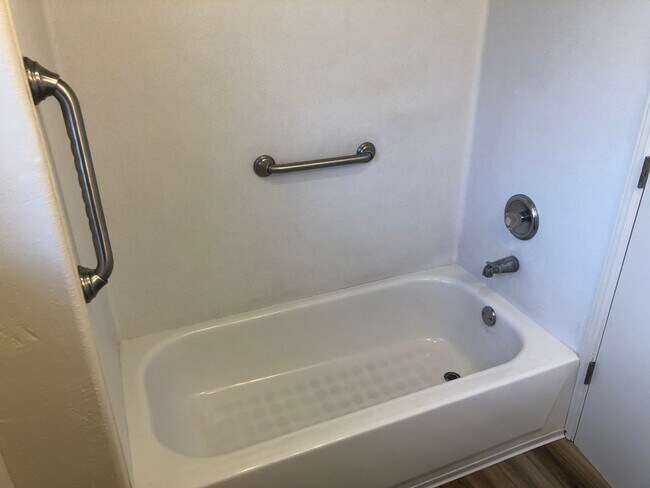 Building Photo - Updated 2 bedroom, 2 bathroom duplex in Sp...