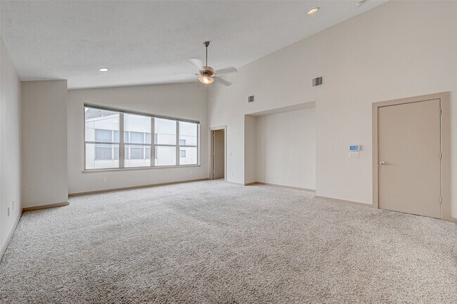 Building Photo - 5315 Lillian St