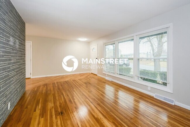 Building Photo - 3 Bedroom Pet-Friendly Home in ST CHARLES,...