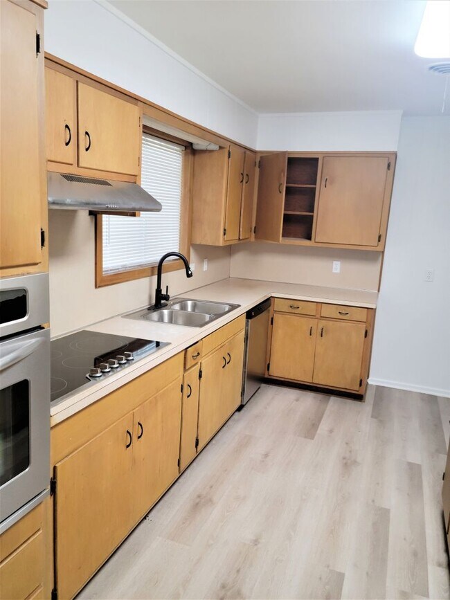Building Photo - 3550 Lazy Ln