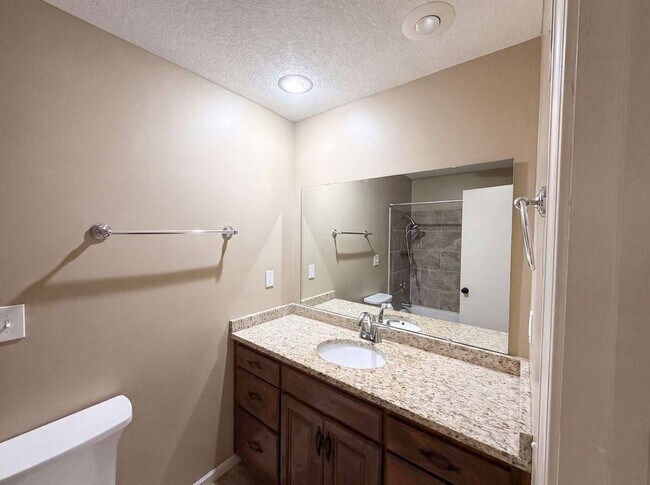 Building Photo - 4321 NW Briarcliff Ln