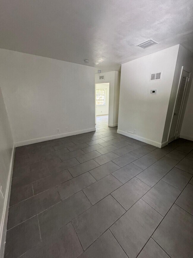 Building Photo - 914 3rd St