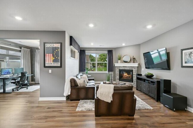 Building Photo - 9337 Bridle Way