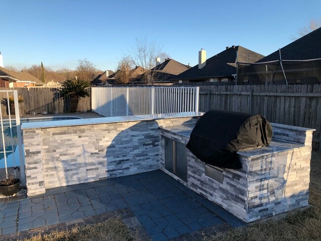 Building Photo - 6000 Zachary Cir