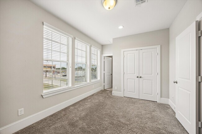 Building Photo - 8304 Hillendahl Blvd