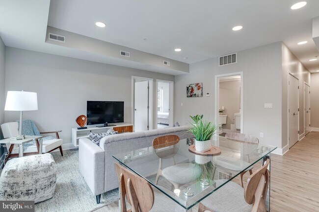 Building Photo - 1952 Bryn Mawr Ave