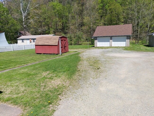 Building Photo - Country Living