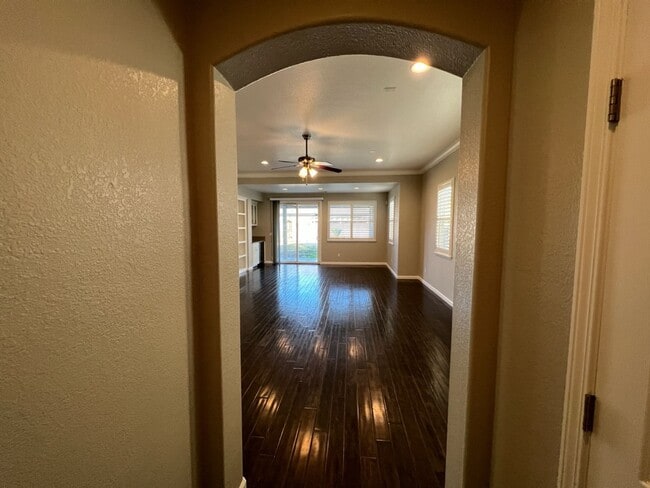 Building Photo - Well-appointed single-story home located walking distance to Manteca's Woodward Park!