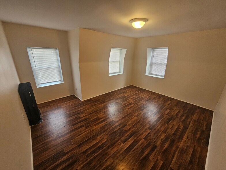 Building Photo - 132 W Douglass St