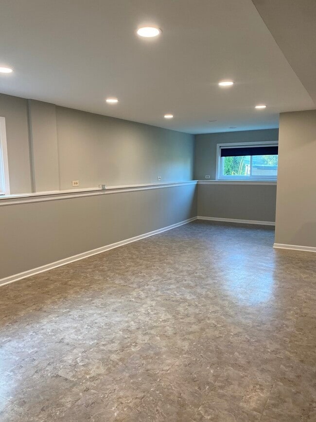 Building Photo - 10 E Schubert Ave