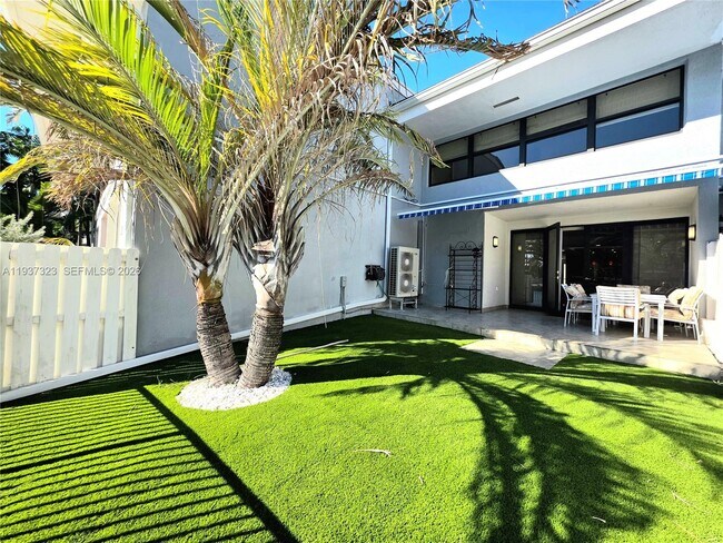 Building Photo - 310 Poinciana Island Dr