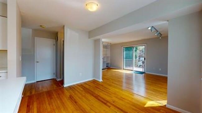 Building Photo - 2 Bedroom 2.5 Bath Townhouse