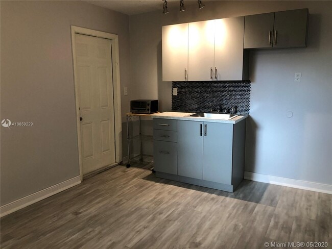 Building Photo - 2620 SW 32nd Ave